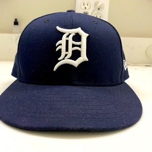 SOLD New Era size 7 1/8.